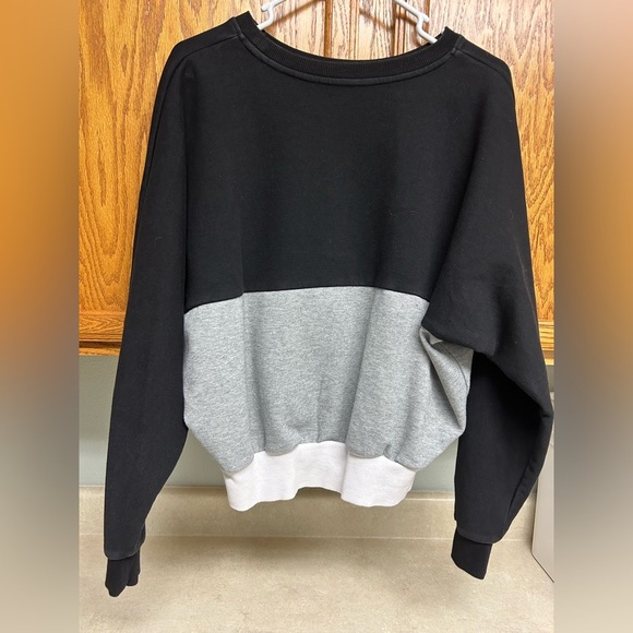 Every turn youth brand Black and Gray Colorblock Sweatshirt - Picture 2 of 5